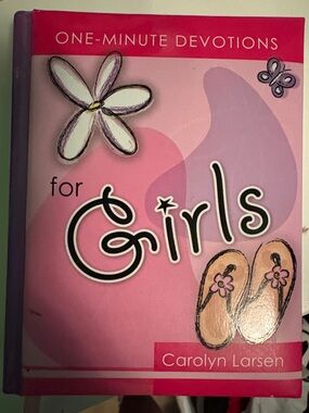 One-Minute Devotions for Girls by Carolyn Larsen - Pink Cover